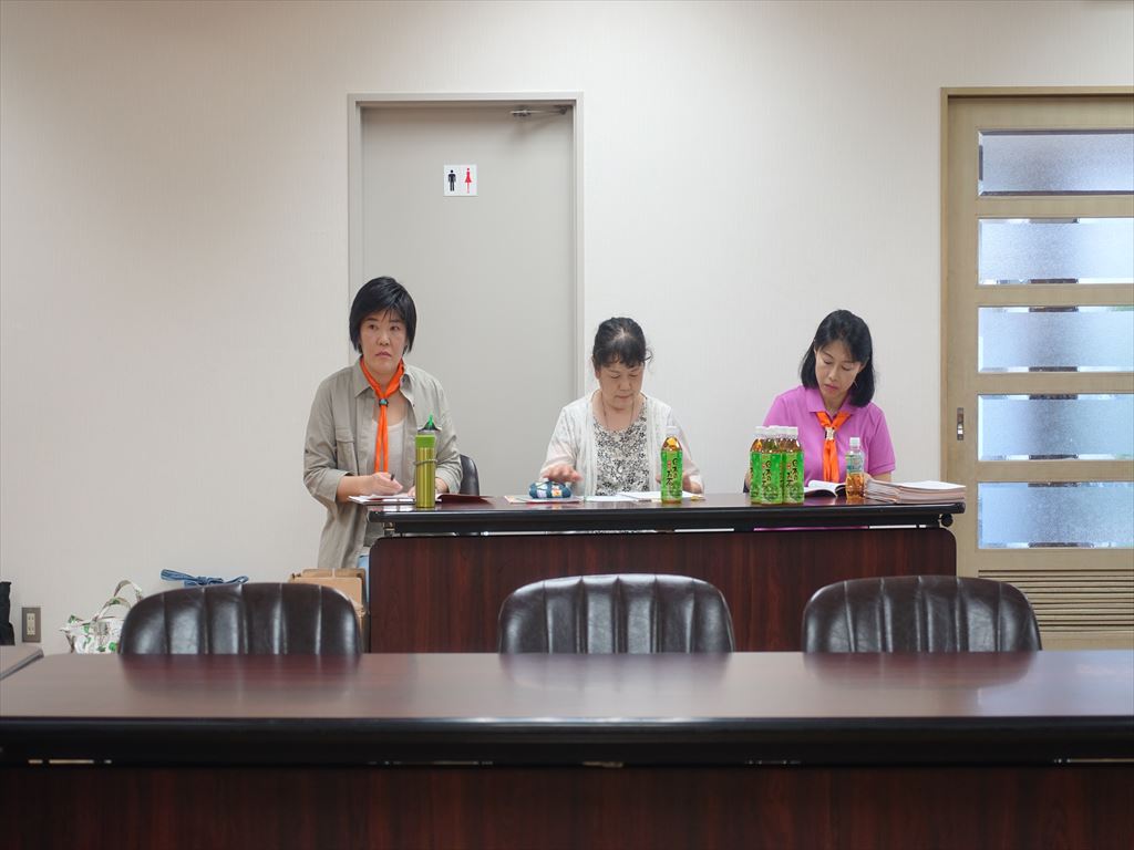 左から司会の中西さん、副議長の謝花さん、進歩の宮原さん