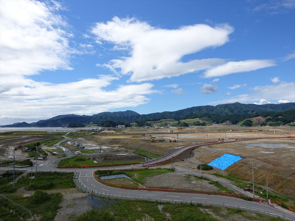 高台住宅の屋上から陸前高田の全景を見わたす