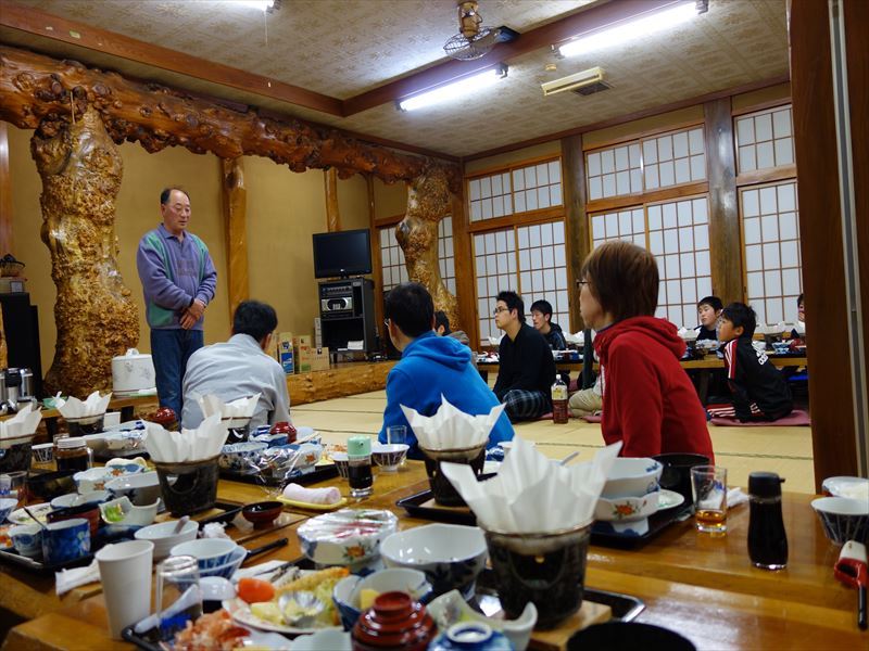 民宿のご主人高橋さんから津波体験の説明